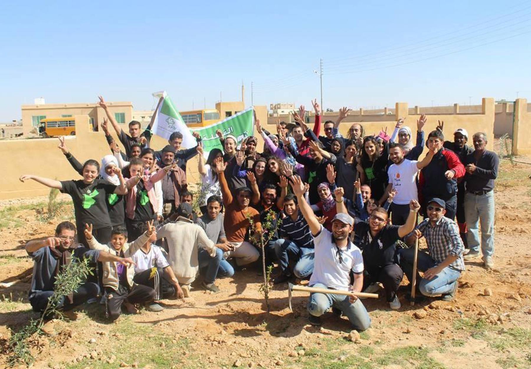 العربية تزرع 450 شجرة مثمرة بالمشاركة مع مدارس المنهل وشركة BCI في حديقة الكرامة - الضليل
