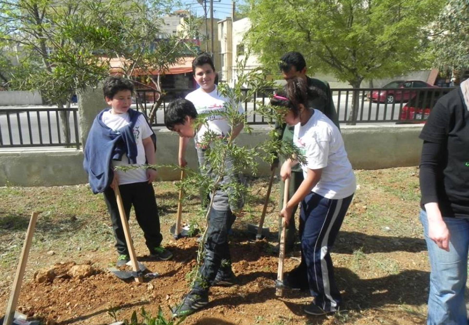 العربية تزرع 157 شجرة بالتعاون مع الأمانة والمدرسة النموذجية العربية في حديقة أم عمر في صويلح