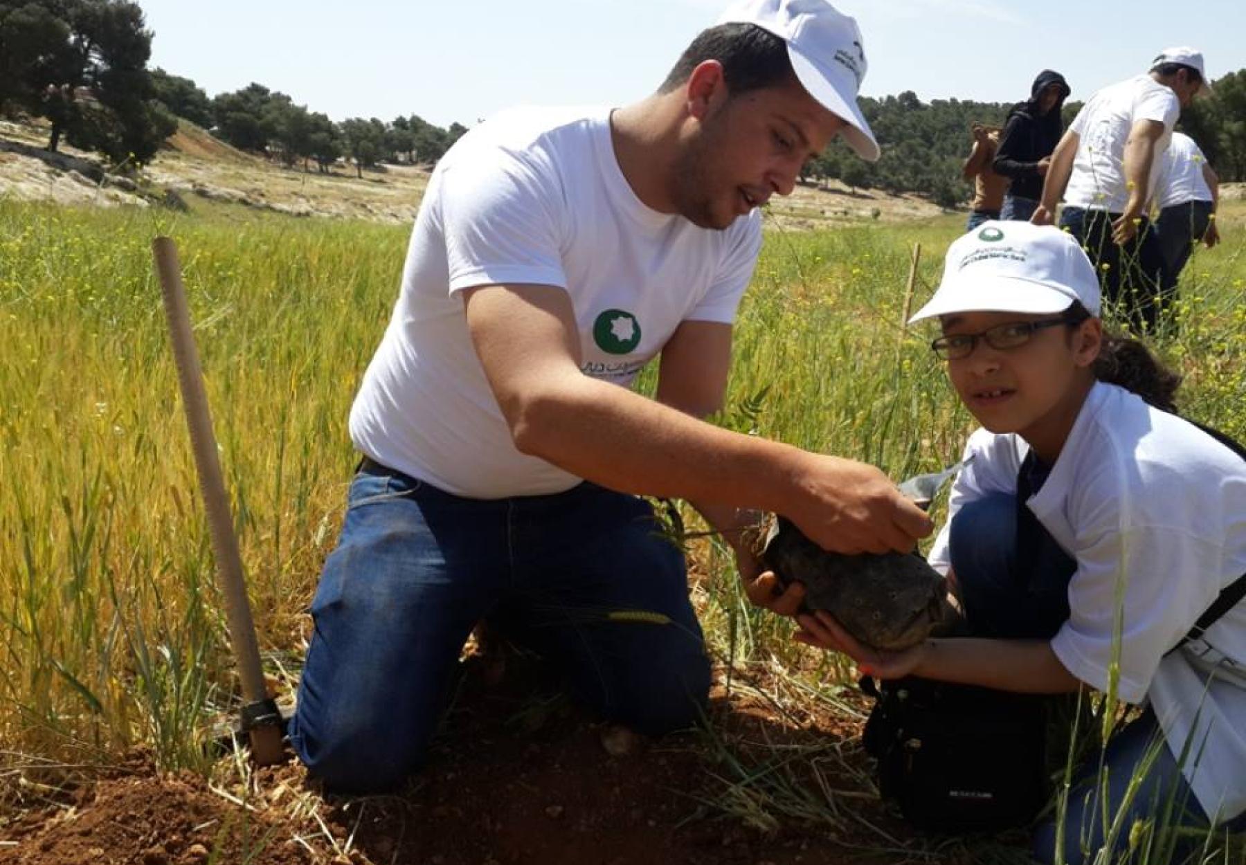 العربية وبنك الأردن دبي الإسلامي يزرعان الأشجار في غمدان