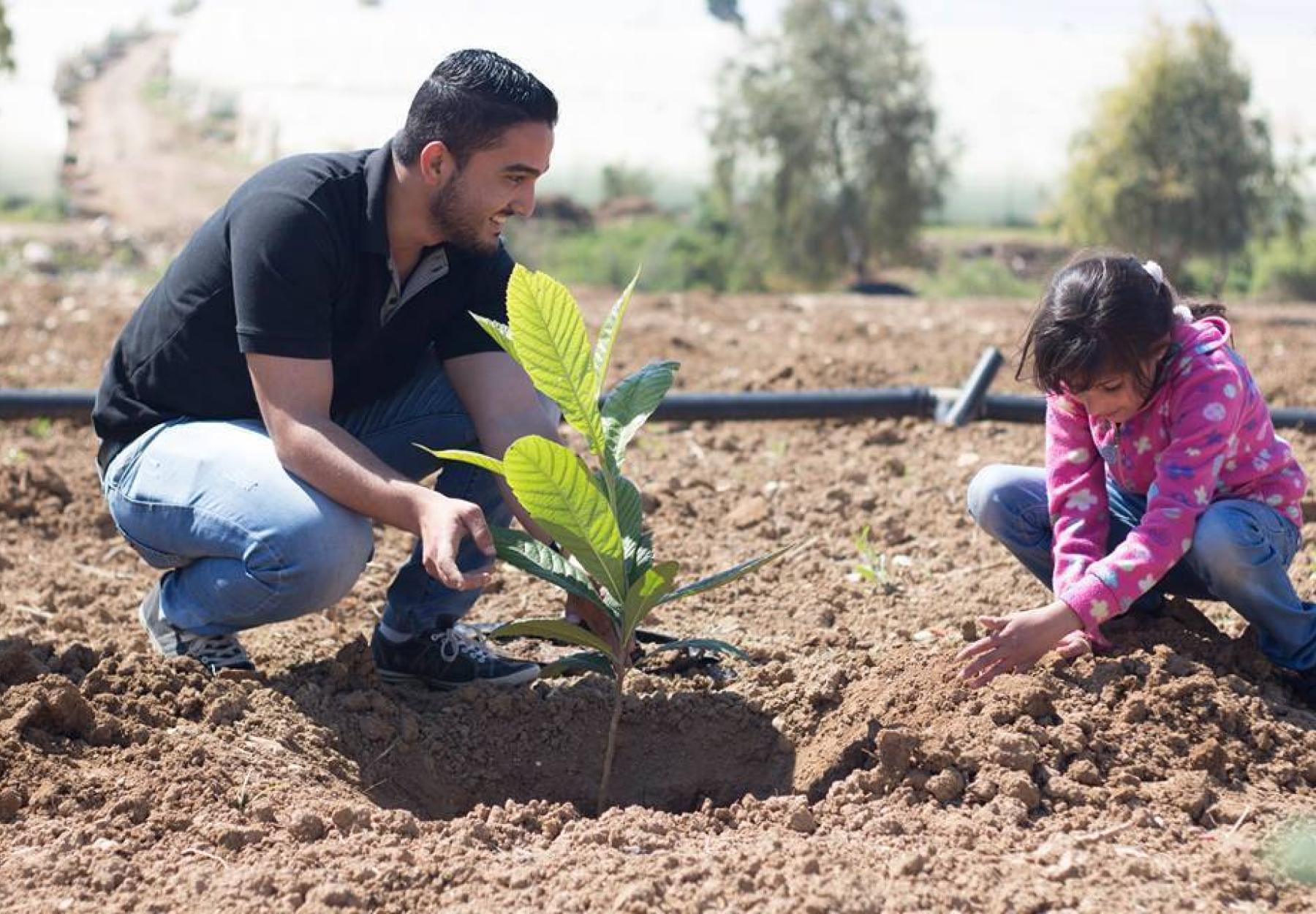 العربية لحماية الطبيعة وبنك المؤسسة المصرفية يزرعان 200 شجرة اسكدنيا في دير علا - الأردن