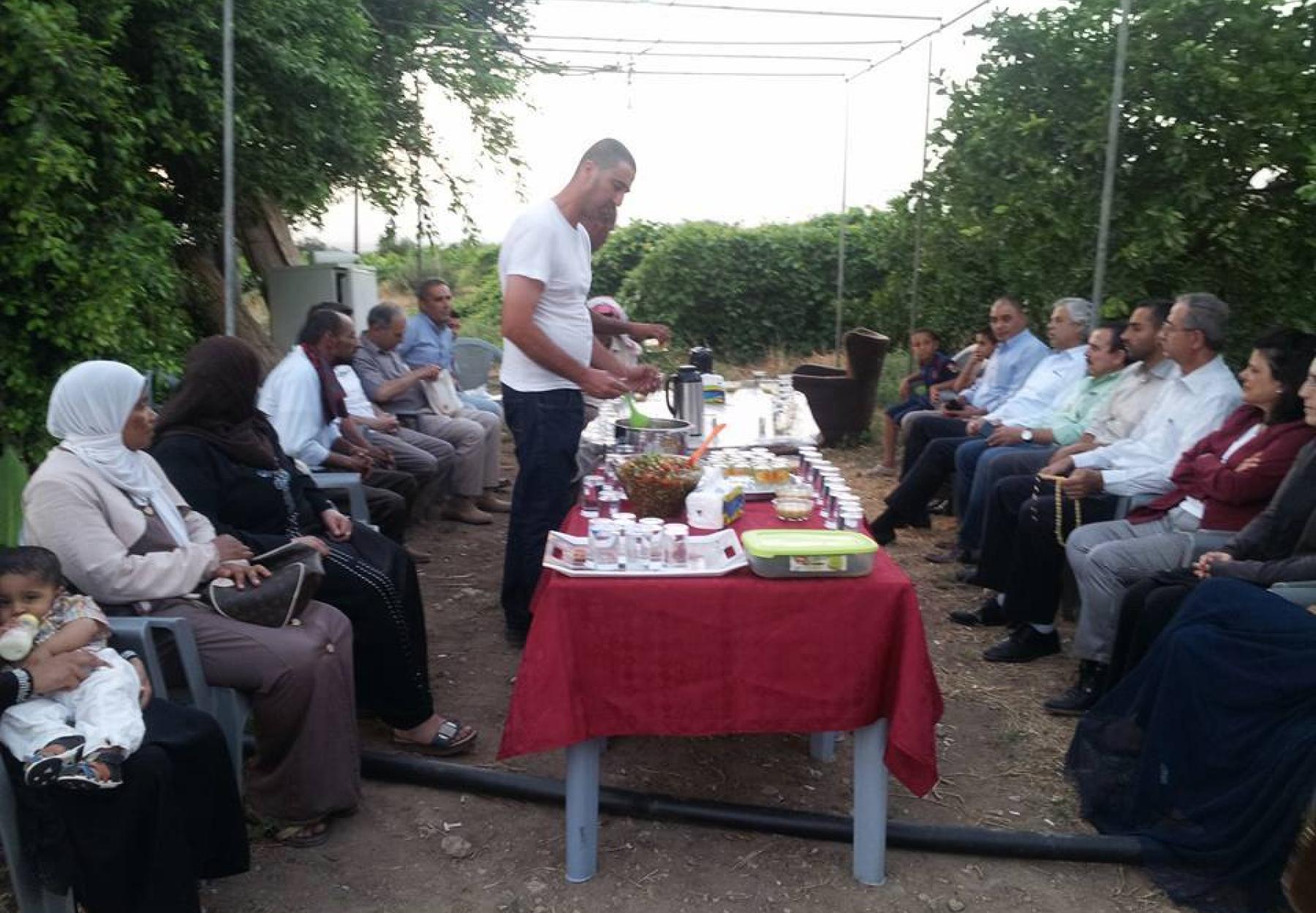 فريق العربية لحماية الطبيعة يلبي دعوة نقابة العاملات والعمال الزراعيين في وادي الريان لطعام الإفطار
