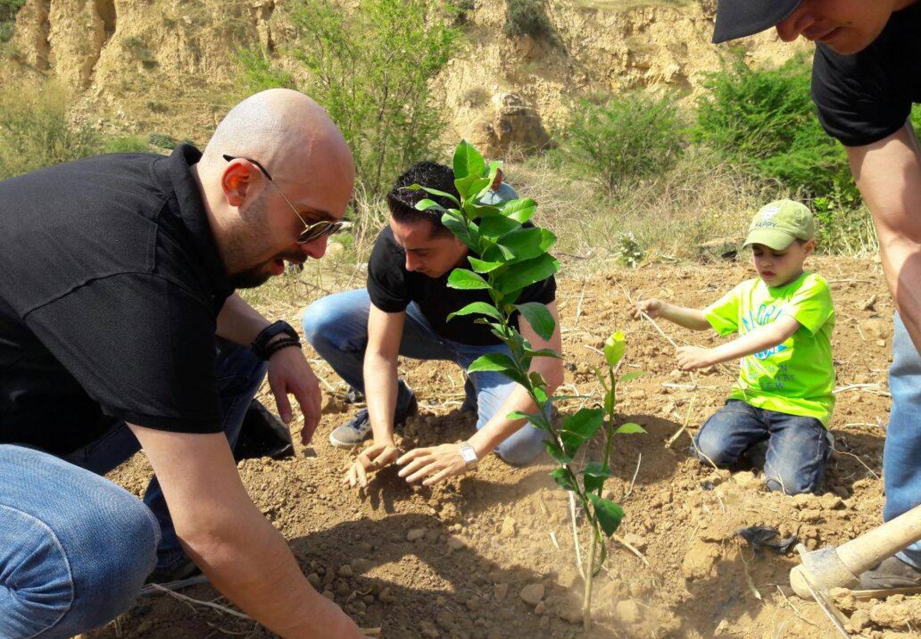 القافلة الخضراء تزرع 770 شجرة مثمرة في الأغوار الوسطى  والجنوبية بالتعاون مع بنك المؤسسة المصرفية و بنك صفوة الإسلامي و البنك الأهلي في الأردن