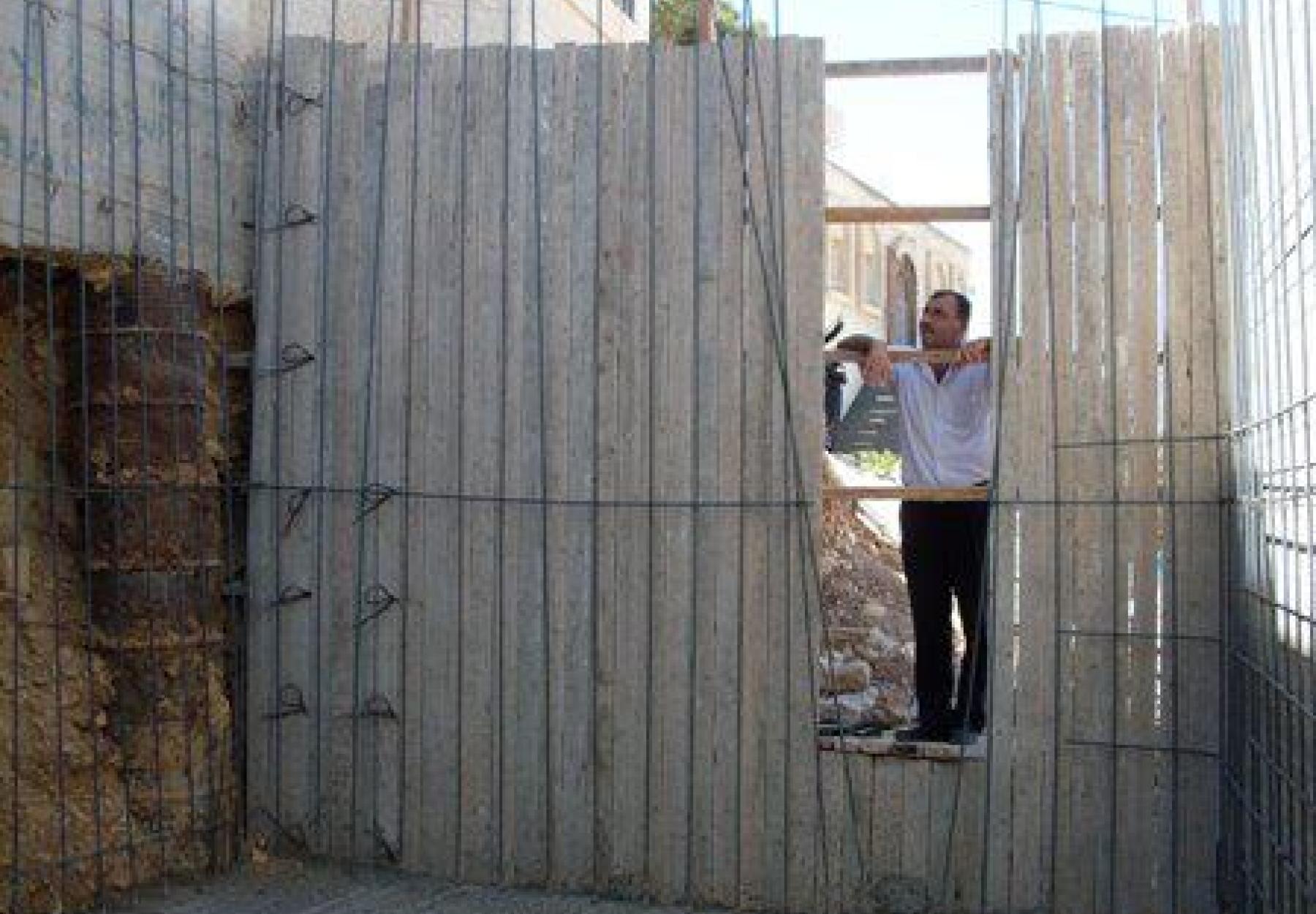 اتفاقية لبناء 5 آبار لمزارعين في قرية بدو في القدس