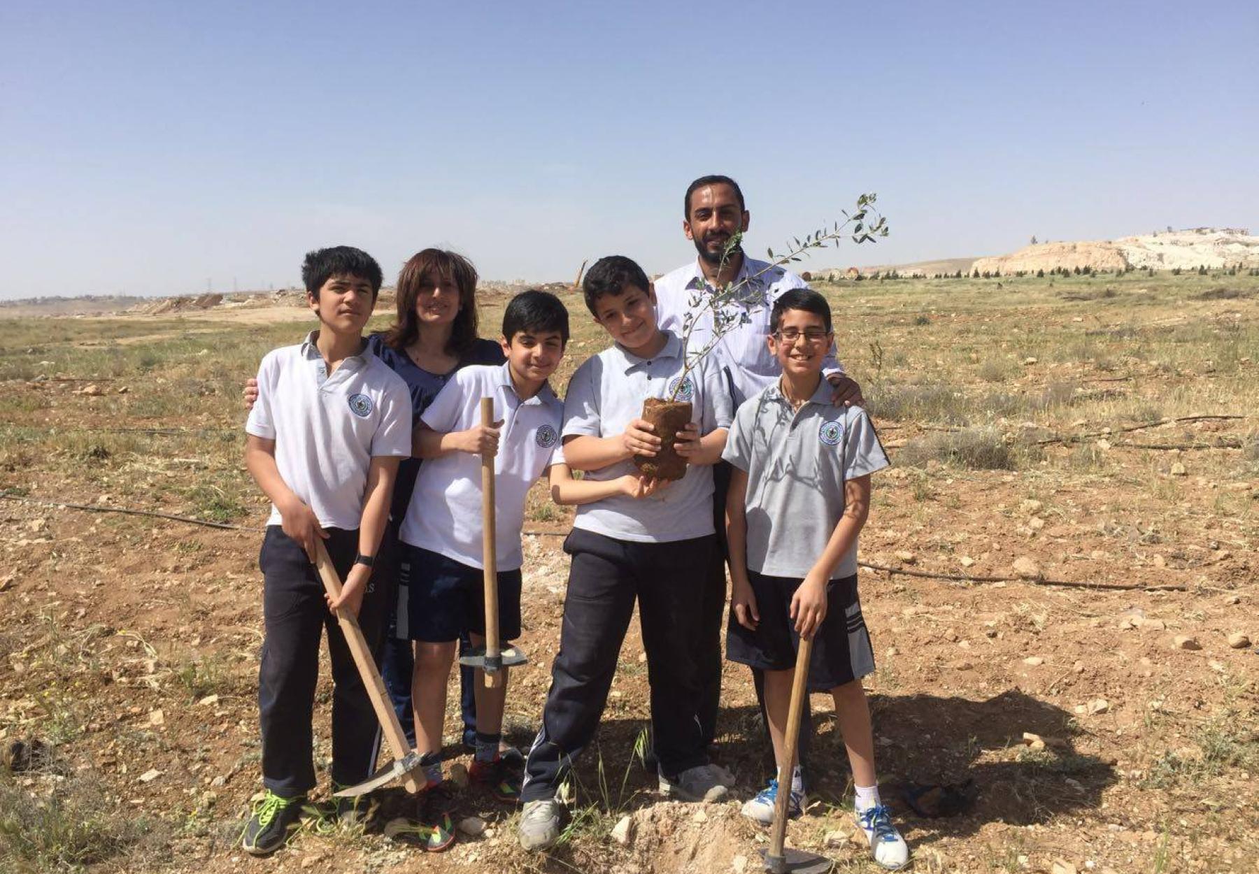العربية وطلاب المدرسة الأرثودوكسية يزرعان الزيتون في وادي القطار