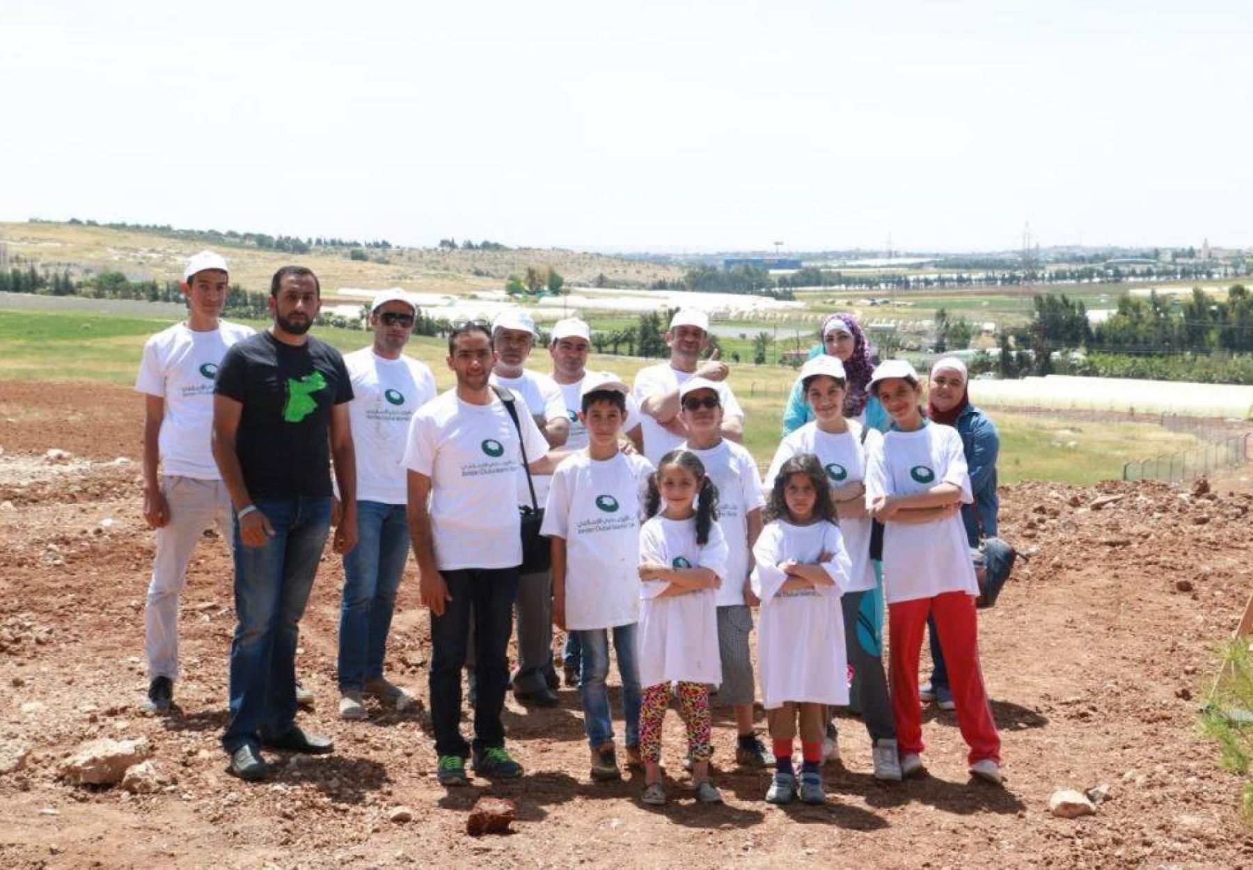 القافلة الخضراء وبنك الأردن دبي الإسلامي يزرعان الأشجار في غمدان - الأردن