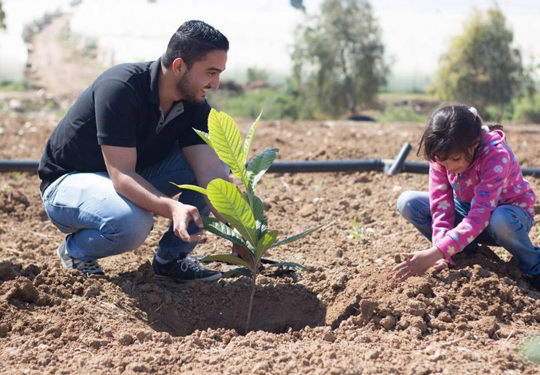 العربية لحماية الطبيعة وبنك المؤسسة المصرفية يزرعان 200 شجرة اسكدنيا في دير علا - الأردن العربية لحماية الطبيعة وبنك المؤسسة المصرفية يزرعان 200 شجرة اسكدنيا في دير علا - الأردن