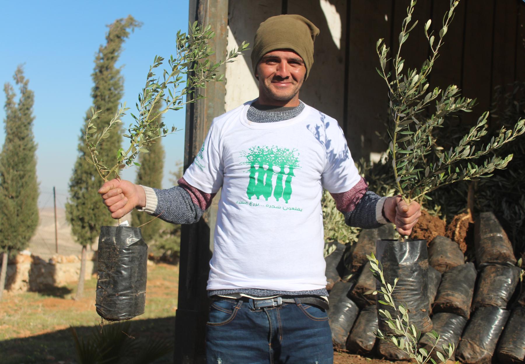 ضمن مشروع "أشجار الحياة".. تعزيز صمود 284 مزارعاً فلسطينياً