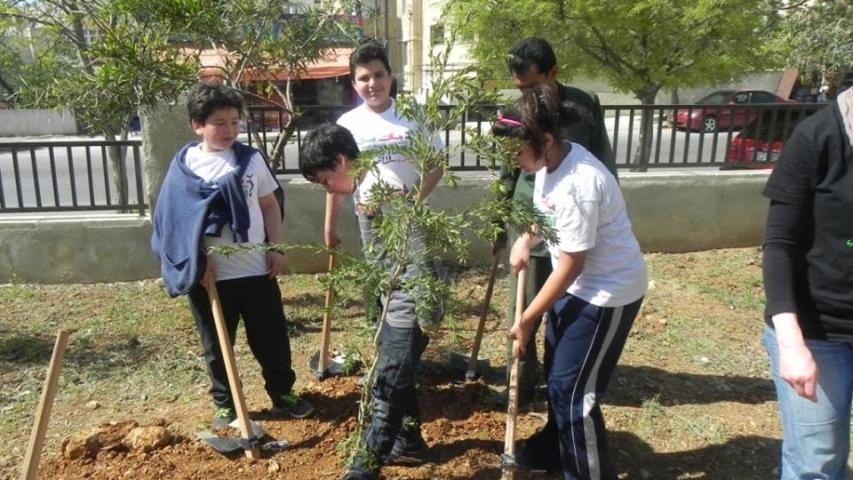 العربية تزرع 157 شجرة بالتعاون مع الأمانة والمدرسة النموذجية العربية في حديقة أم عمر في صويلح