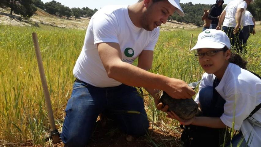 العربية وبنك الأردن دبي الإسلامي يزرعان الأشجار في غمدان