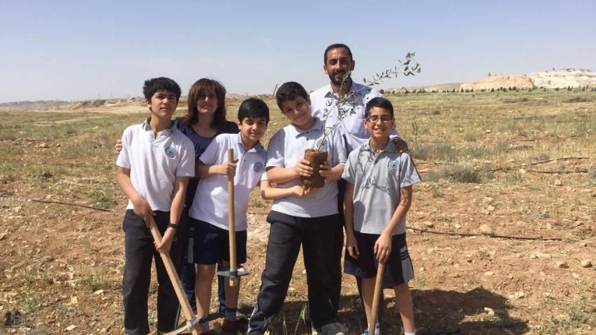 العربية وطلاب المدرسة الأرثودوكسية يزرعان الزيتون في وادي القطار